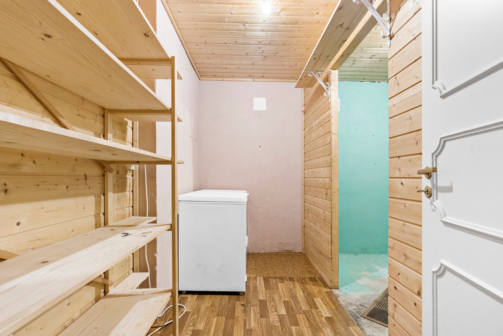 Bod i underetasjen. Boligen har god dekning av oppbevaringsplass i flere innvendige og utvendige boder. Galleribilde