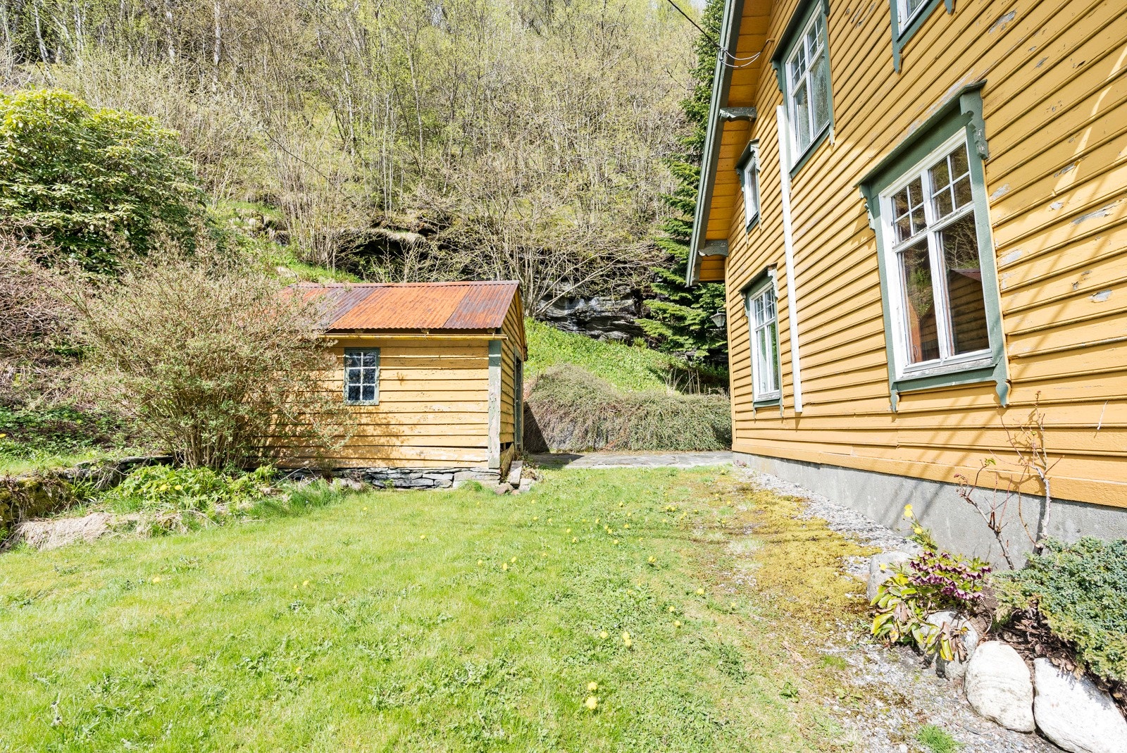 Du entrer boligen på vestsiden av bygget. Galleribilde