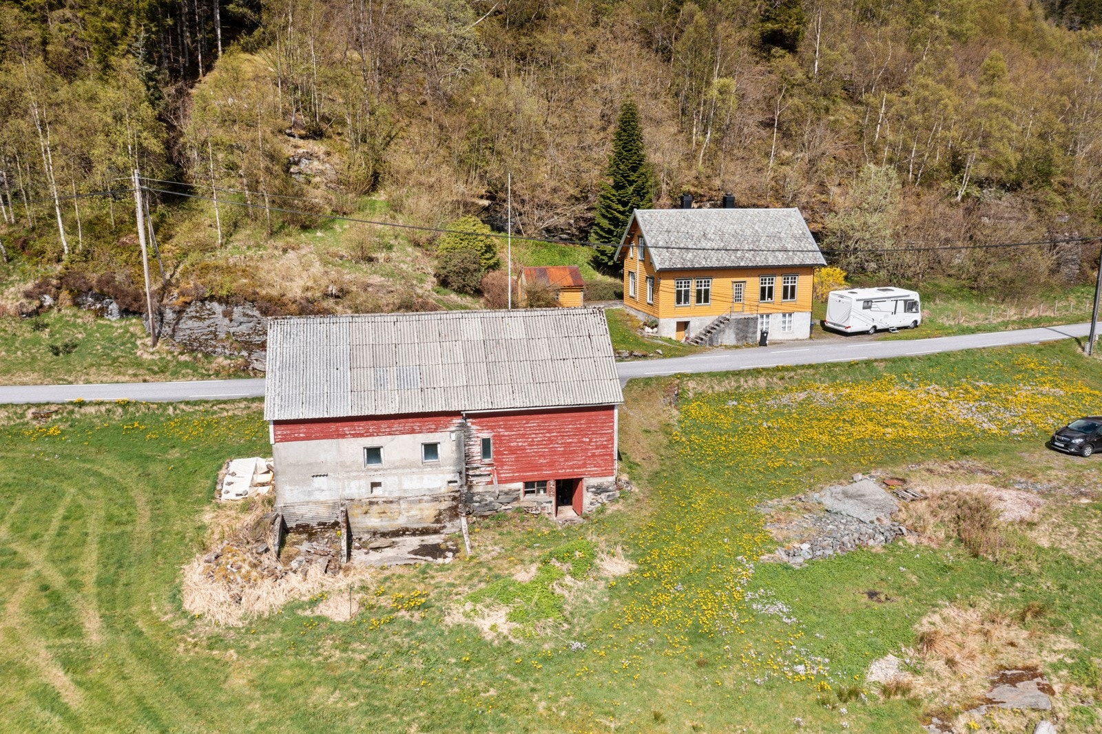 Like ved eneboligen finner en driftsbygget. Dette bygget har ikke vært i drift på mange år, og brukes i dag som lager. Galleribilde