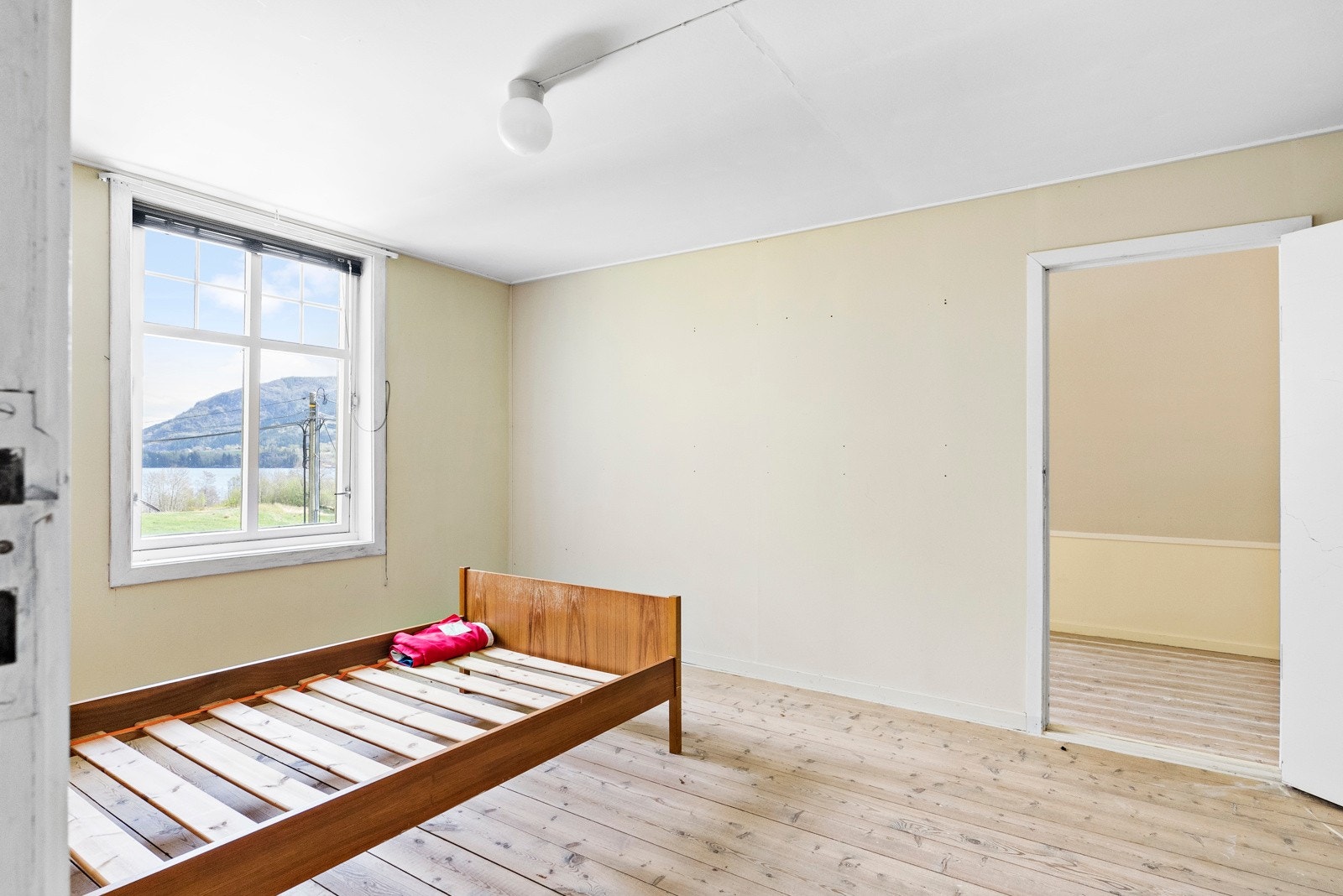 Boligen har totalt 5 soverom. Dette er ett av soverommene i 2. etasje. Galleribilde