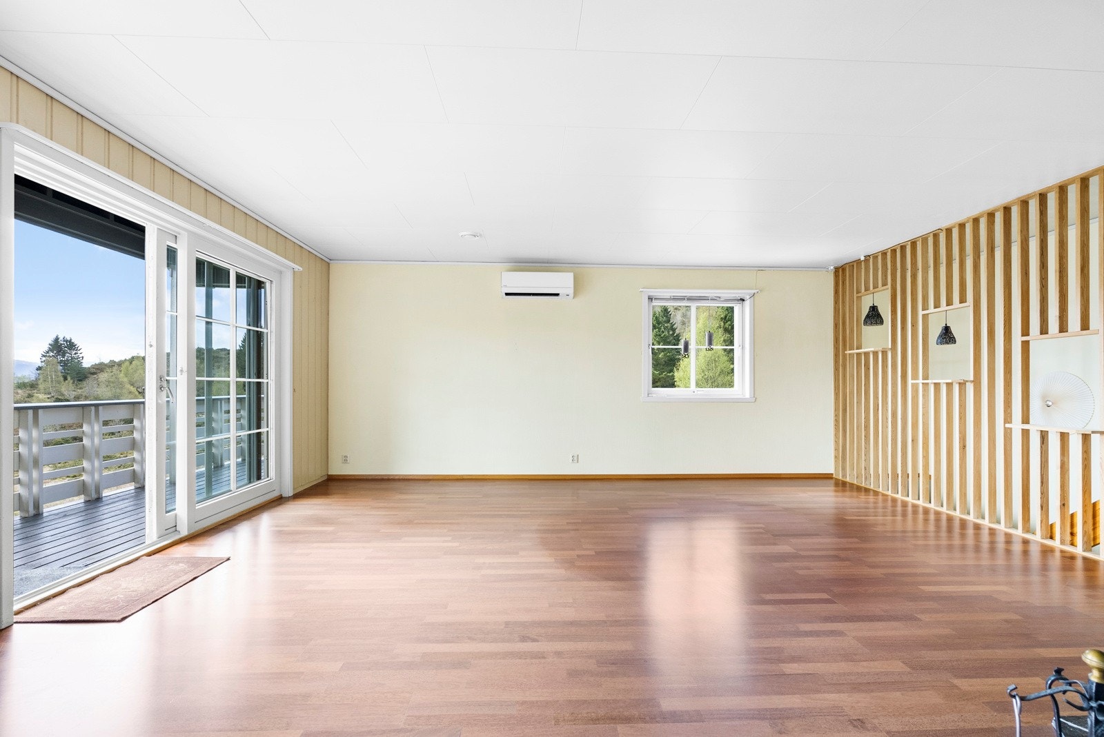 Her er det utgang til boligens sørøst- og sørvestvendte terrasse med videre tilknytting til en større platting i hagen. Galleribilde