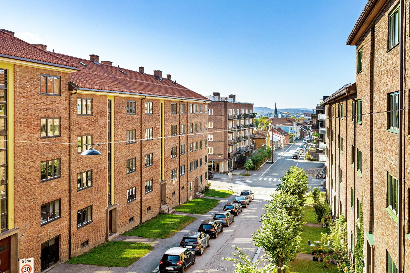 Leiligheten har en perfekt beliggenhet for deg som ønsker å bo sentralt med nærhet til urbant byliv, men samtidig ønsker å bo med store, flotte grøntarealer like i nærheten. Galleribilde