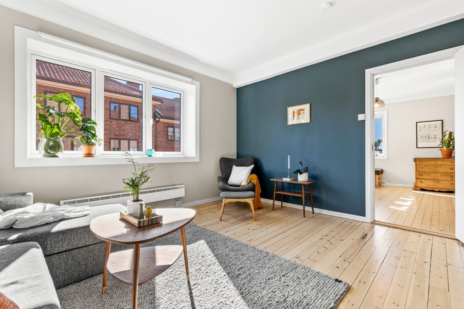 Det største soverommet i boligen benyttes i dag som daglistue. Galleribilde