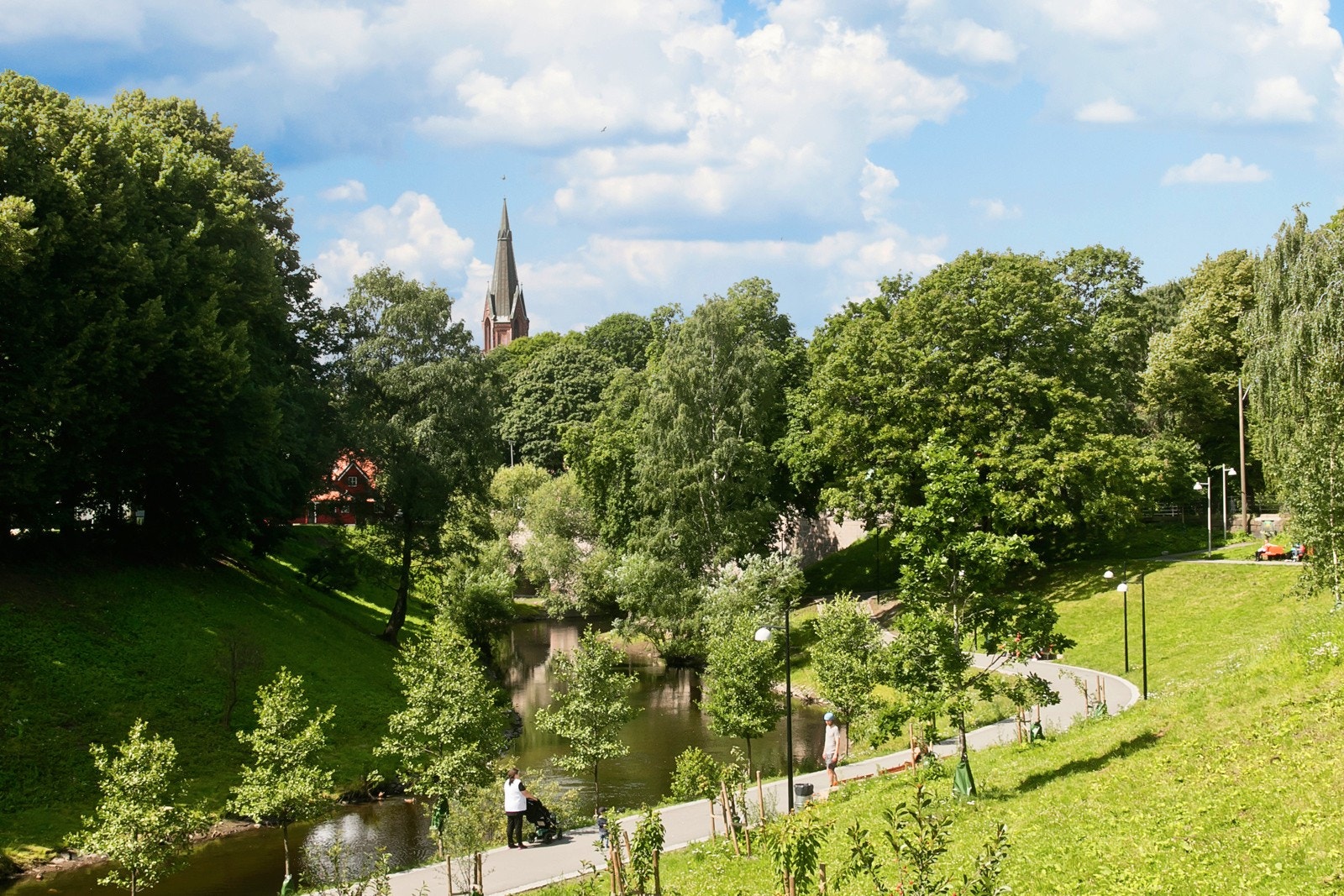I tillegg er det store grøntområder langs Akerselva med flotte turmuligheter. Galleribilde