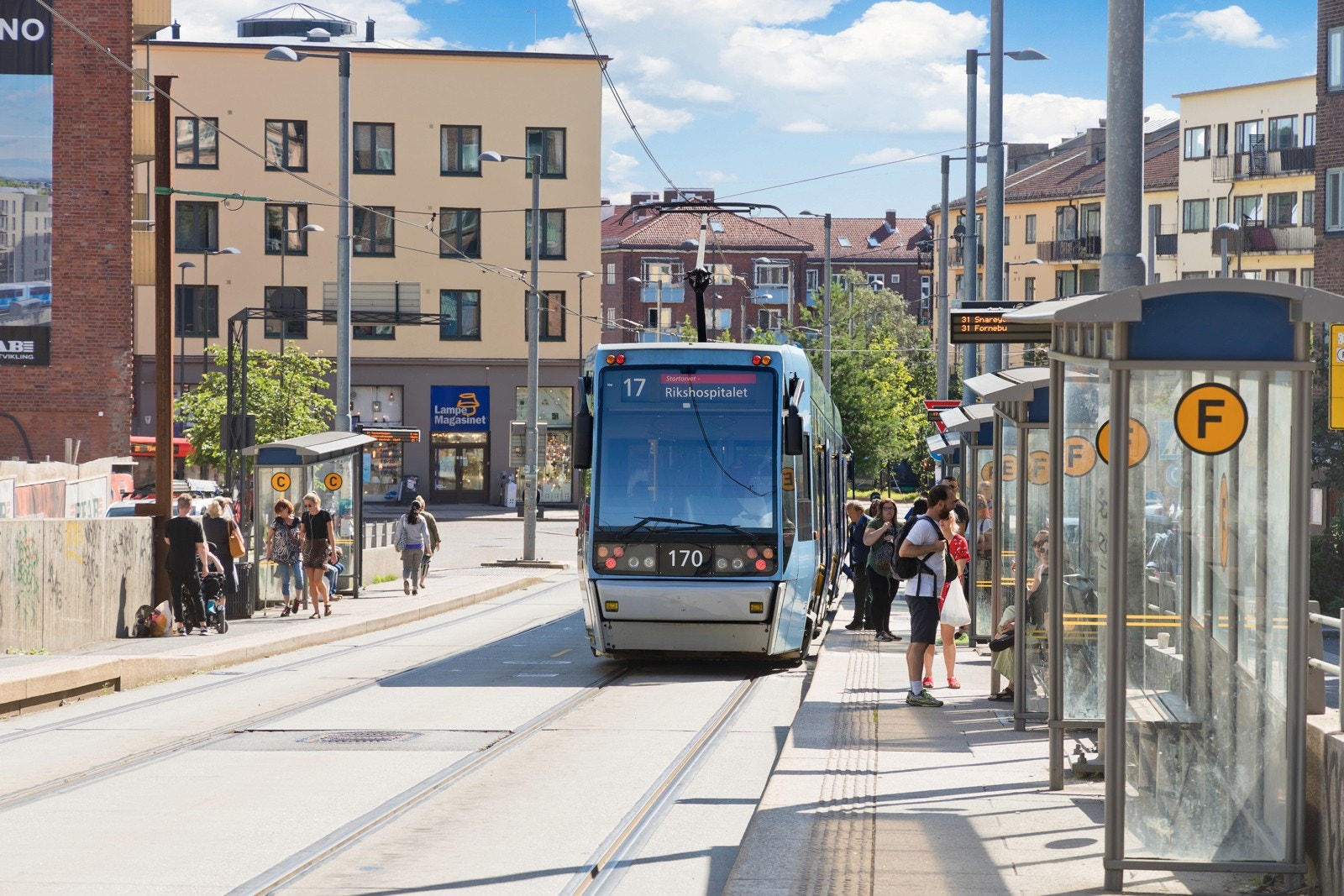 Området har et av Oslos beste tilbud av offentlig kommunikasjon. Her går det både buss, trikk og t-bane som kan ta deg til alle kanter av byen. Galleribilde
