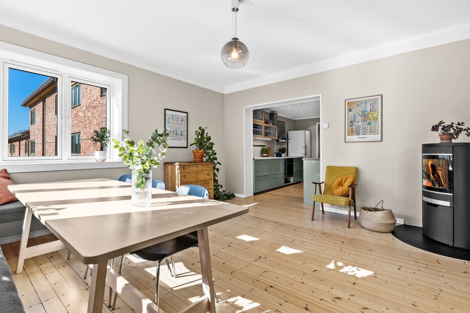 Stuen er det rommet dere sannsynligvis vil tilbringe mest tid i, og boligens særegne kvaliteter gjør dette til et hyggelig sted å være. Det er godt med sitteplasser for å invitere familie og venner til et hyggelig middagsmåltid. Galleribilde