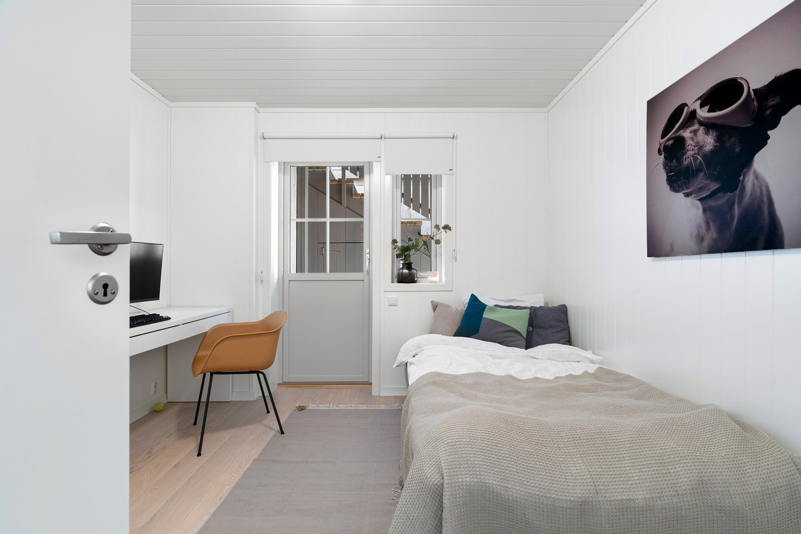 Soverom 3 har utgang til hagen og terrassen