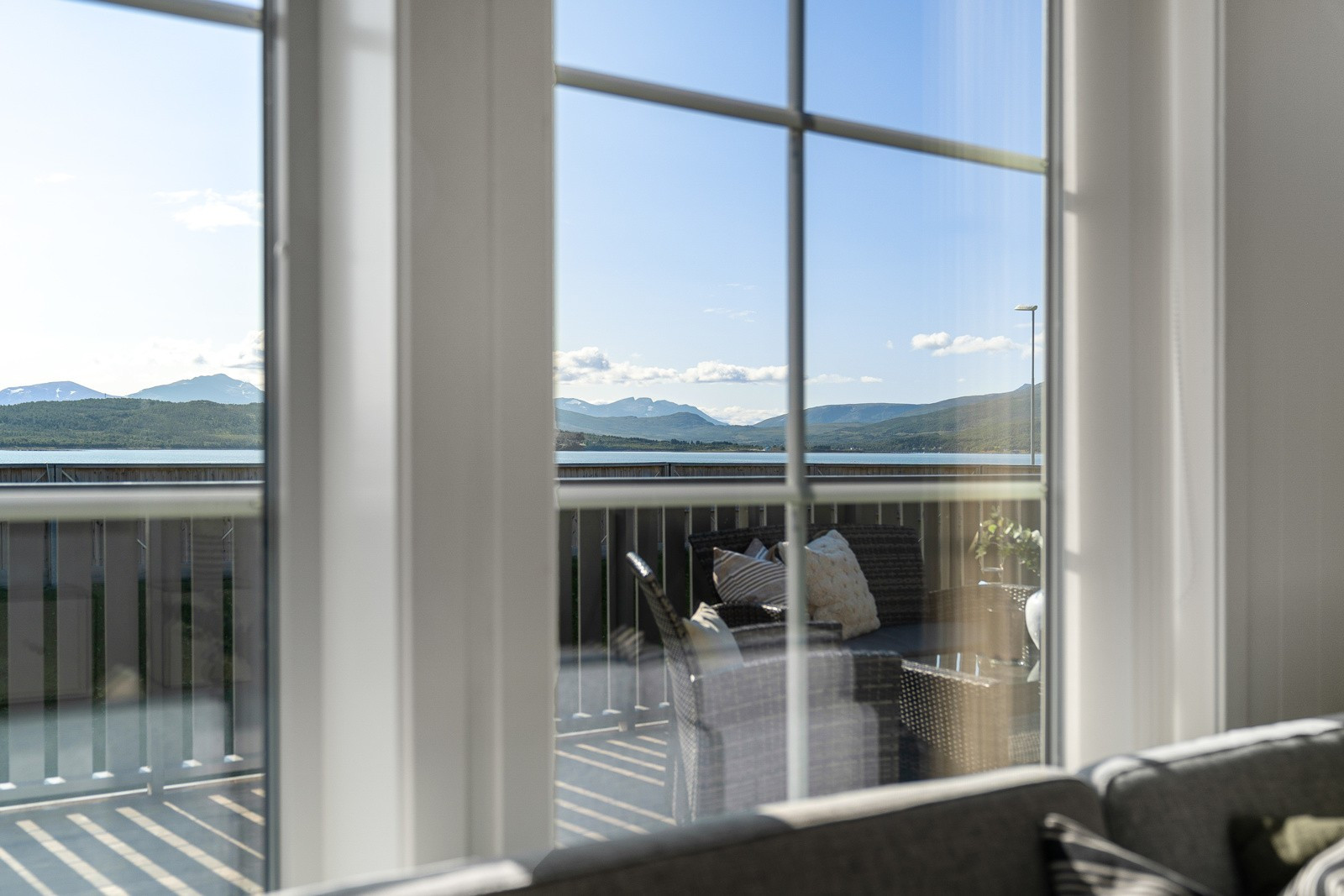Du nyter den samme herlige utsikten over fjellene fra sofakroken som på verandaen