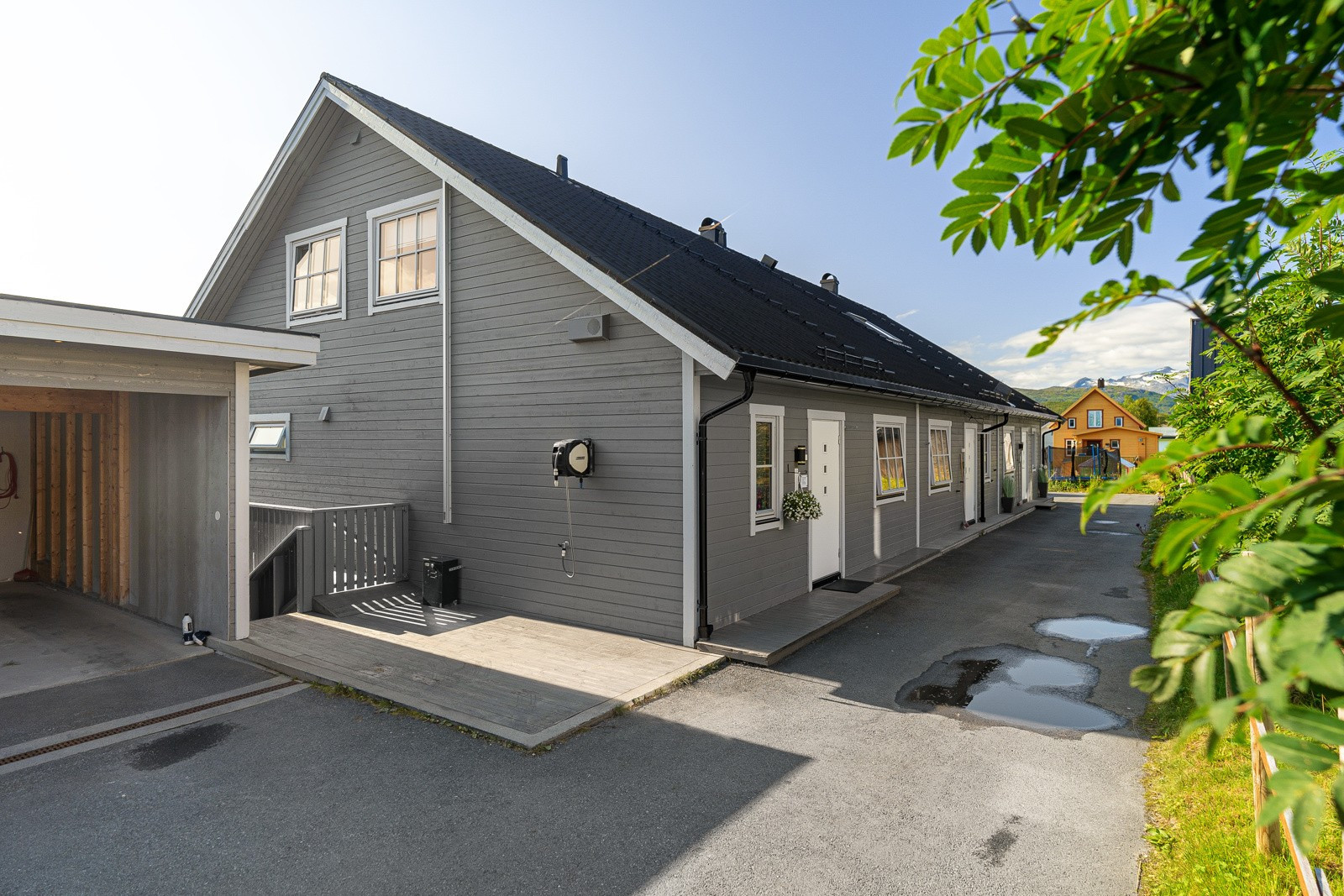 Asfaltert adkomst til boligen- Parkering i carport rett ved inngangsparti