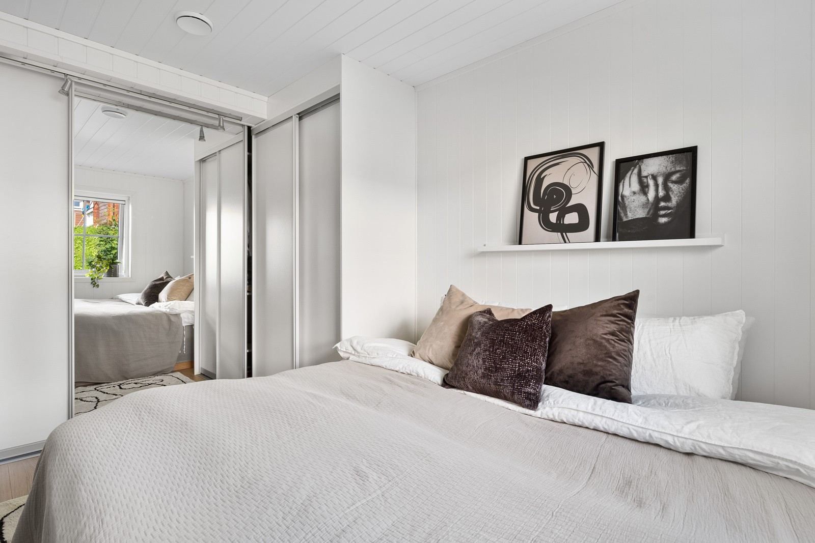 Stor skyvedørsgarderobe med helfigursspeil