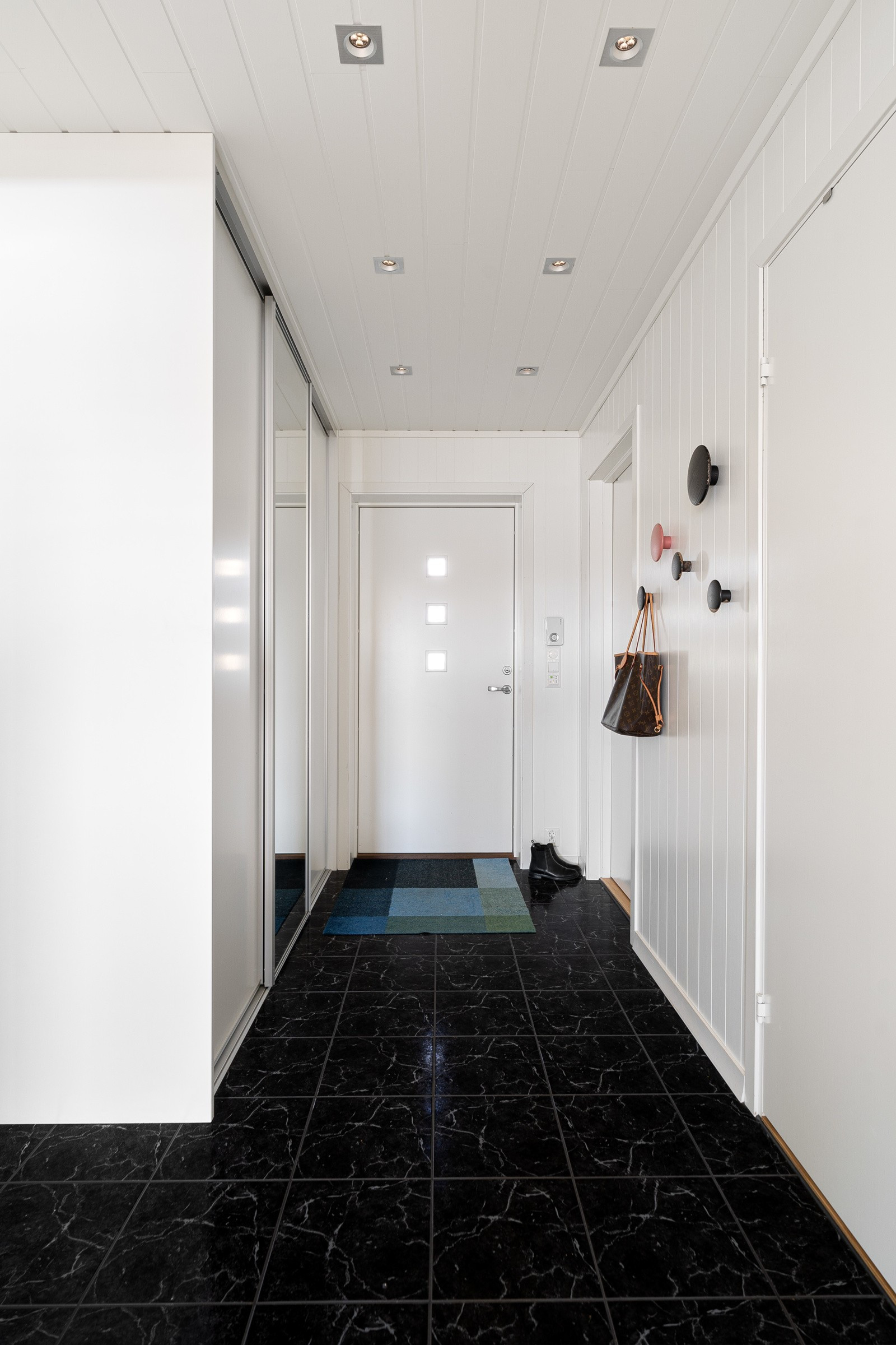 Velkommen inn! Entréen har stor skyvedørsgarderobe som sikrer godt med lagringsplass av yttertøy