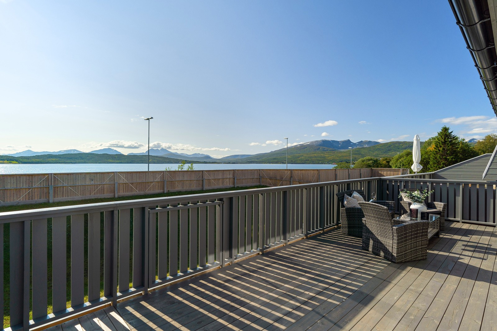 Utsikt over mot sjøen og fjellene som titter frem