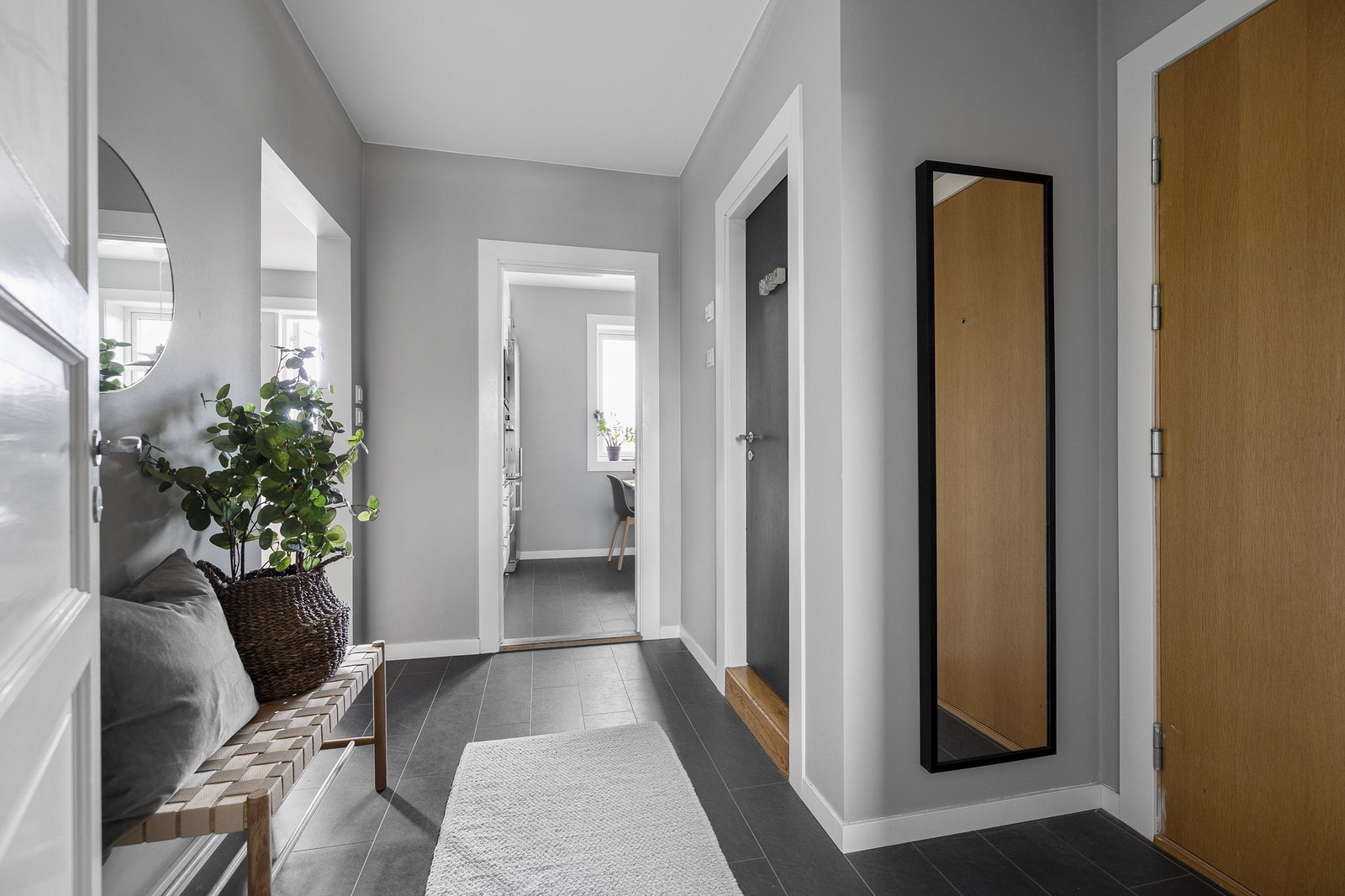 Som resten av leiligheten er entréen malt i moderne og inviterende farger Galleribilde