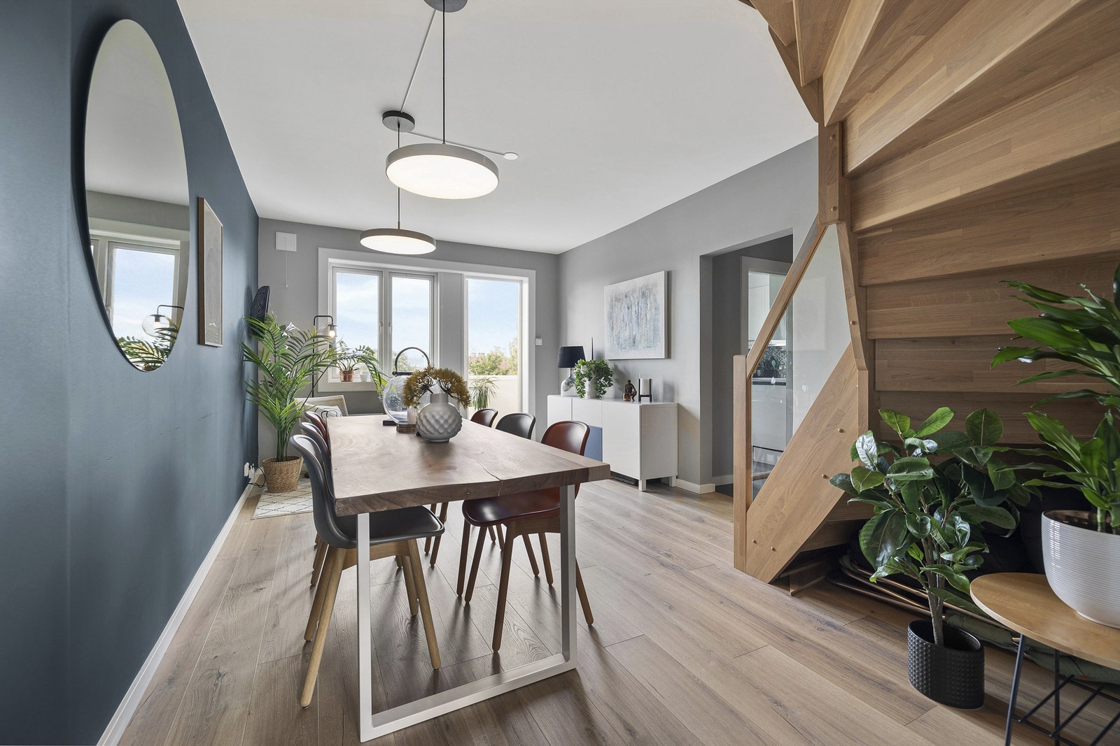 Stuen oppleves lys og flott med slette overflater og parkett på gulv Galleribilde