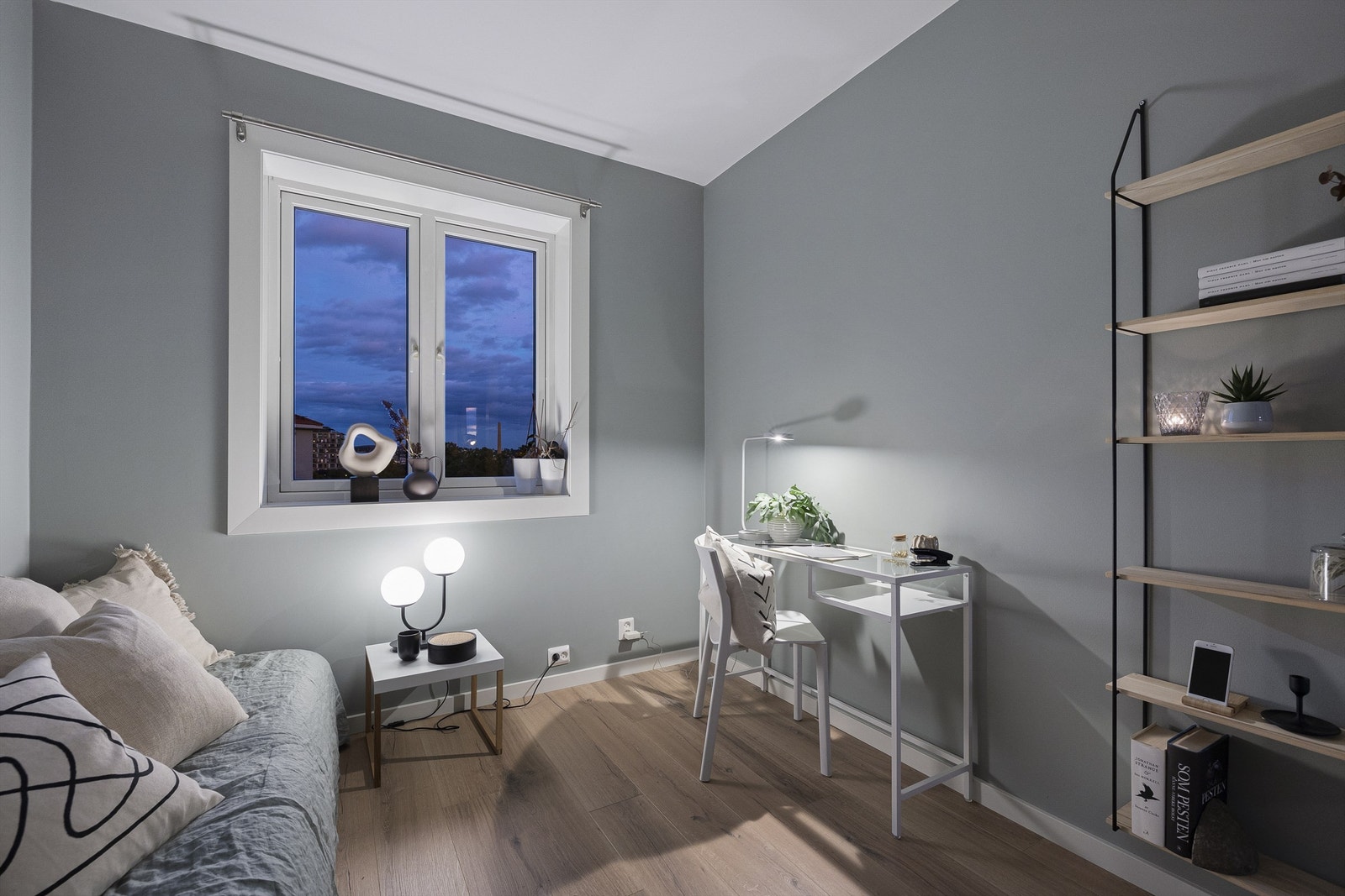 Plass til oppbevaring, garderobeskap og stor seng. Rommet er malt i en avslappende og lun tone Galleribilde