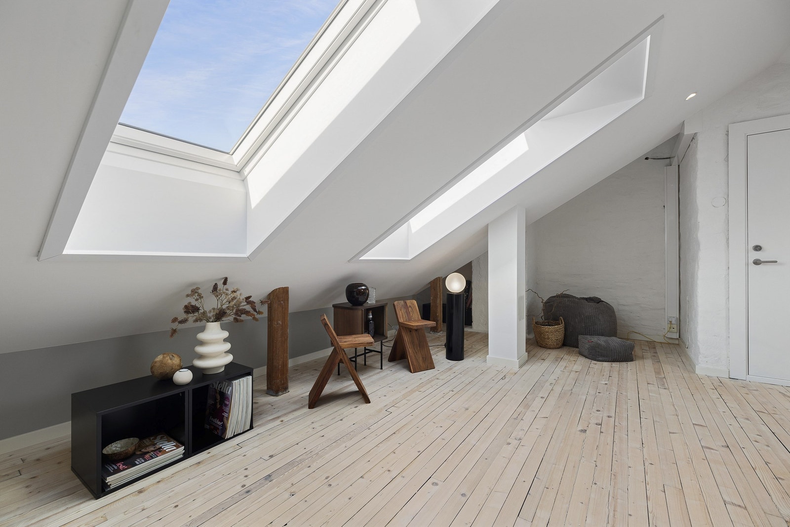 Gulvarealet i stuen måler hele 38 kvadratmeter! Galleribilde