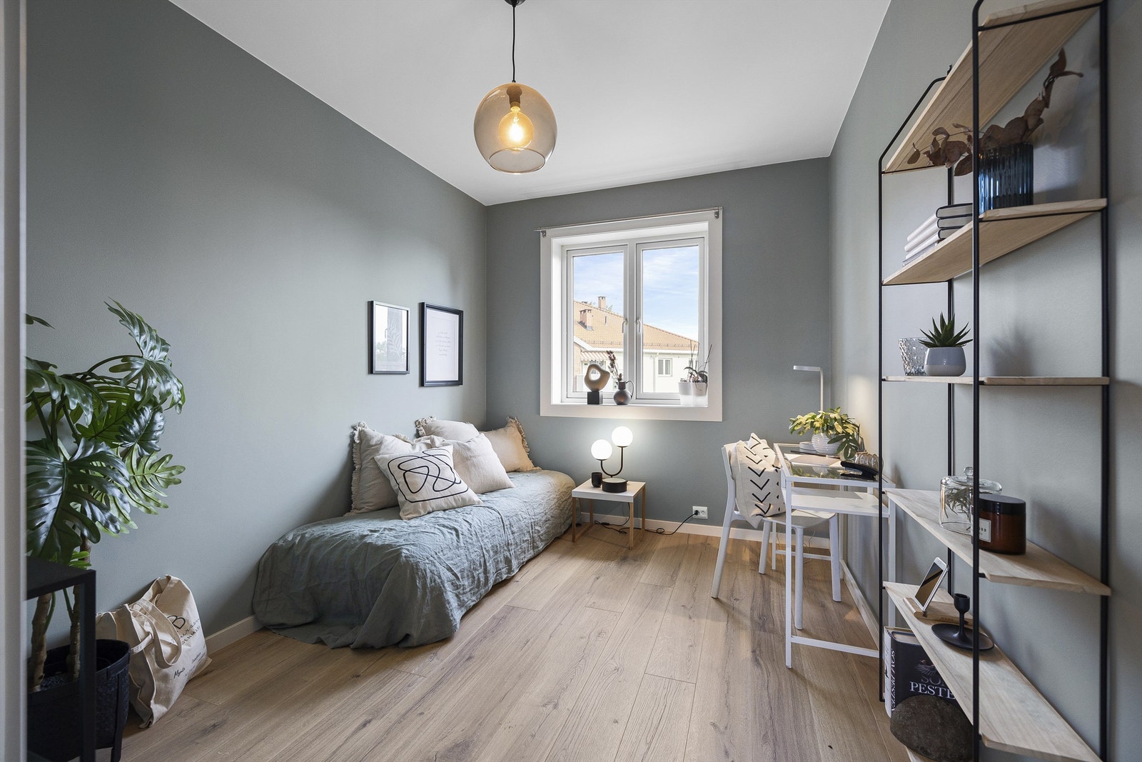 Soverom to er også av god størrelse med muligheter for innredning til gjesterom, kontor og liknende Galleribilde