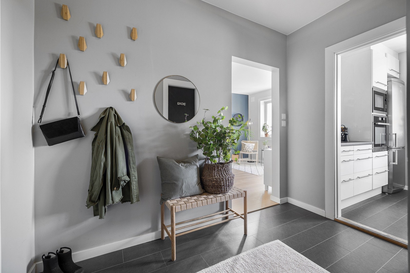 Velkommen til en entré som gir deg godt med plass til sko og klær Galleribilde