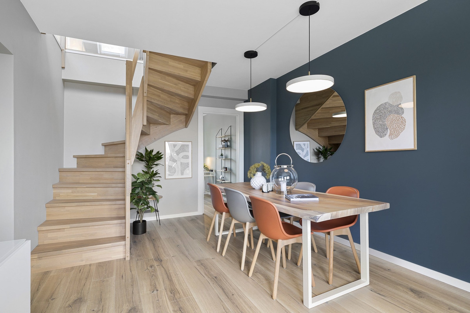 Lekre farger og detaljer i hele boligen med en flott trapp som tar deg til stuen i 4. etasje Galleribilde