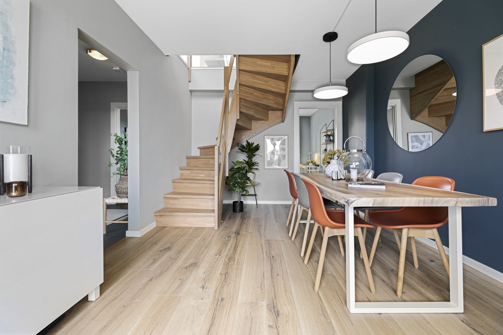 Store lyskilder fra balkongen og ikke minst fra vinduene i loftsetasjen gir leiligheten en nydelig atmosfære! Galleribilde