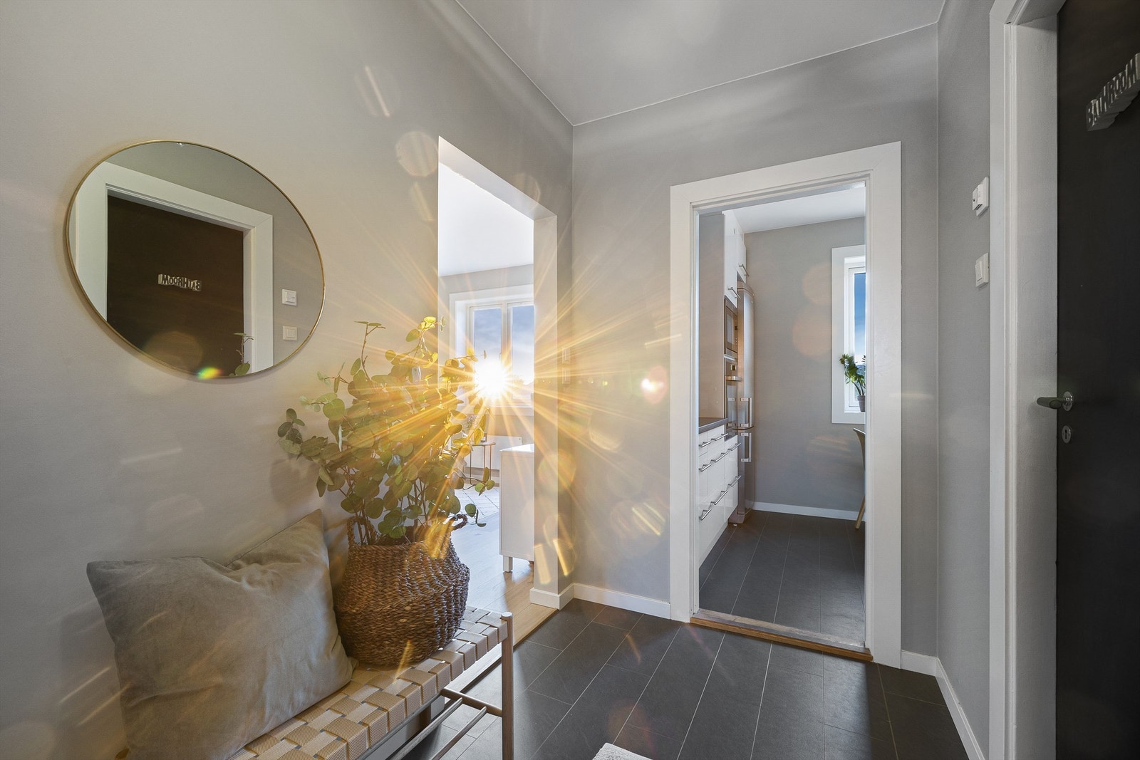 Entréen gir tilgang til leilighetens stue, kjøkken, baderom og hovedsoverom Galleribilde