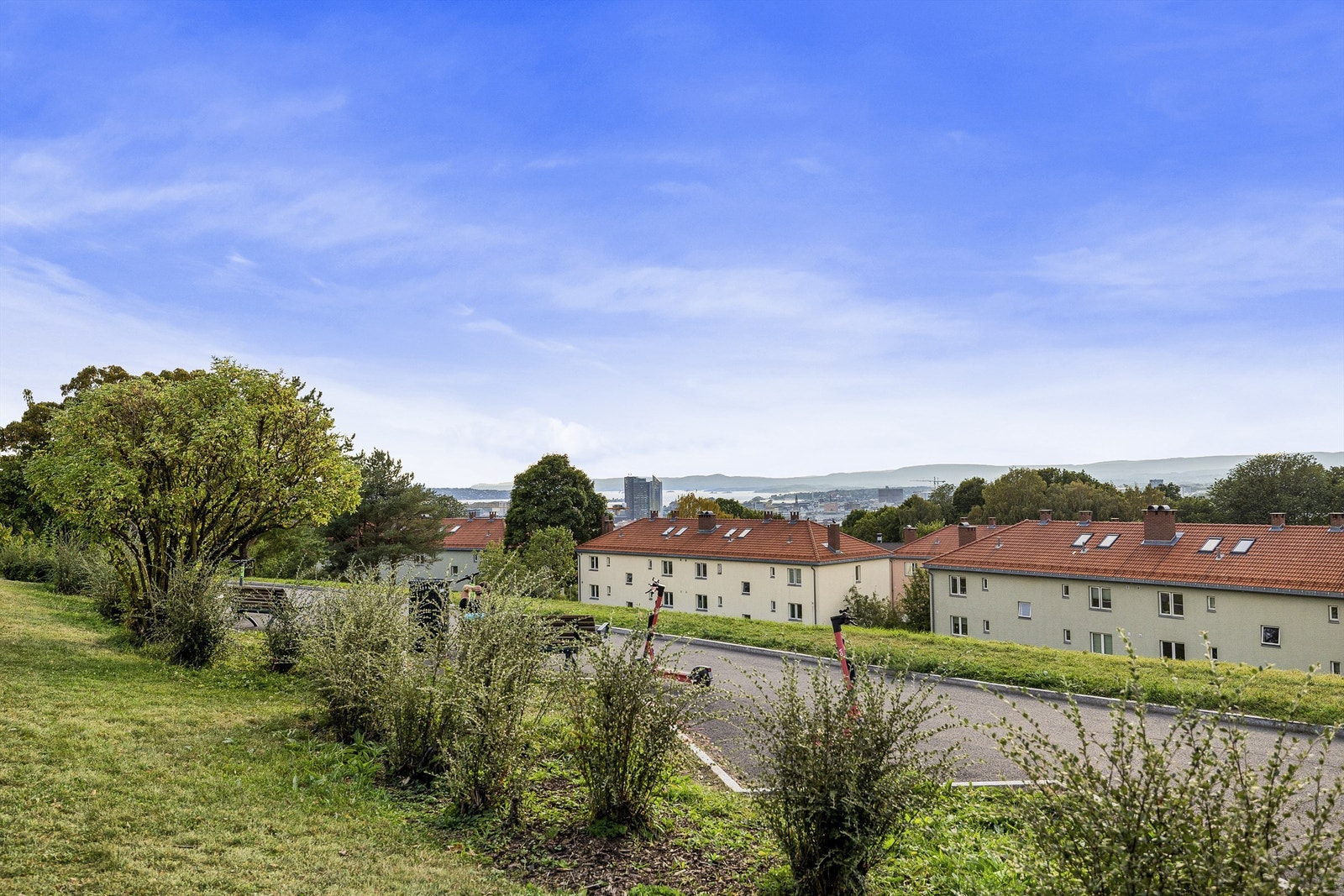 I parken ikke langt fra boligen er det utsikt mot Oslofjorden. Her bor du høyt og fritt! Galleribilde
