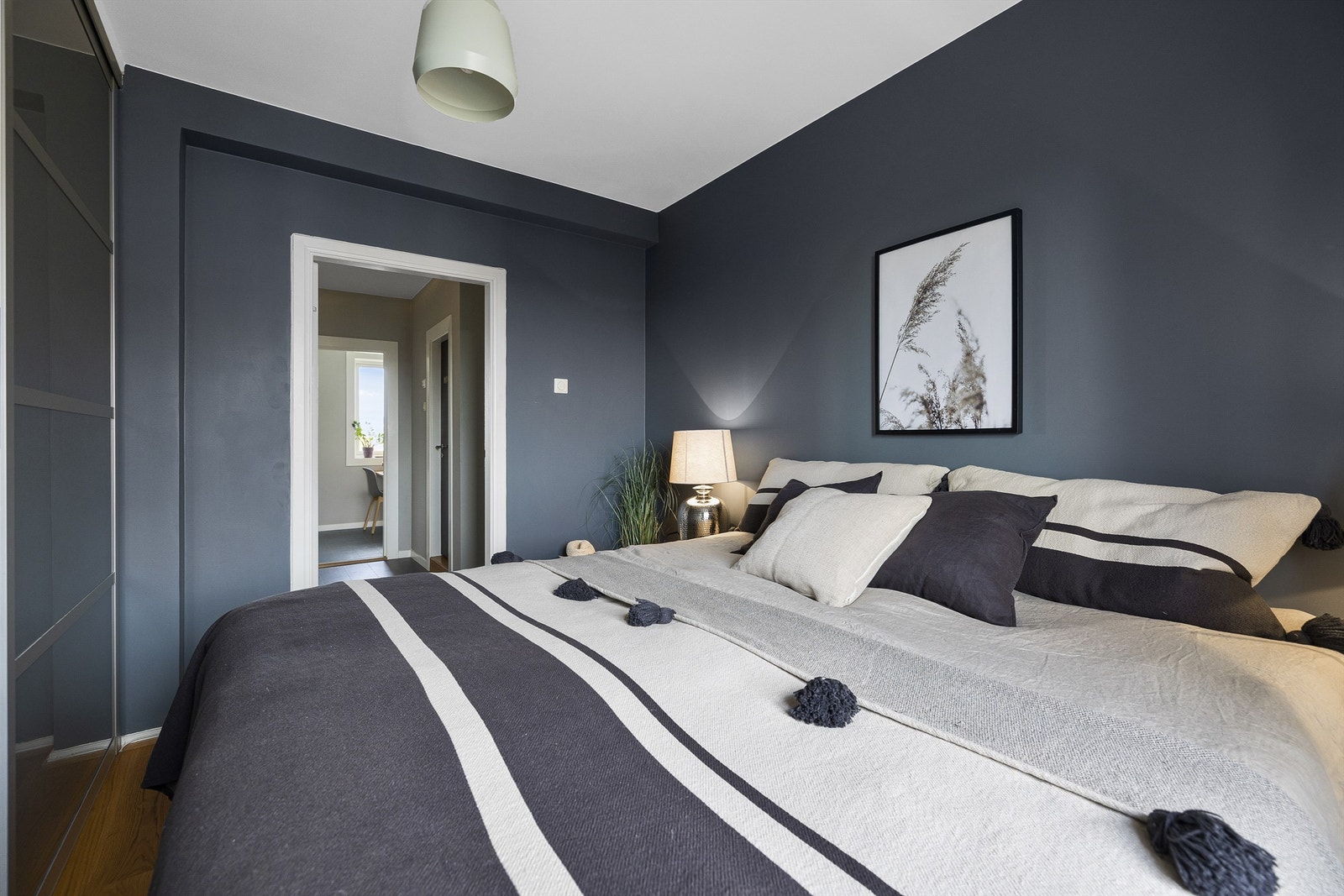 Malt i en matt og lun jordtone. Stort vindu slipper inn mye lys og her våkner du med fuglekvitter fra utsiden i det solen står opp Galleribilde