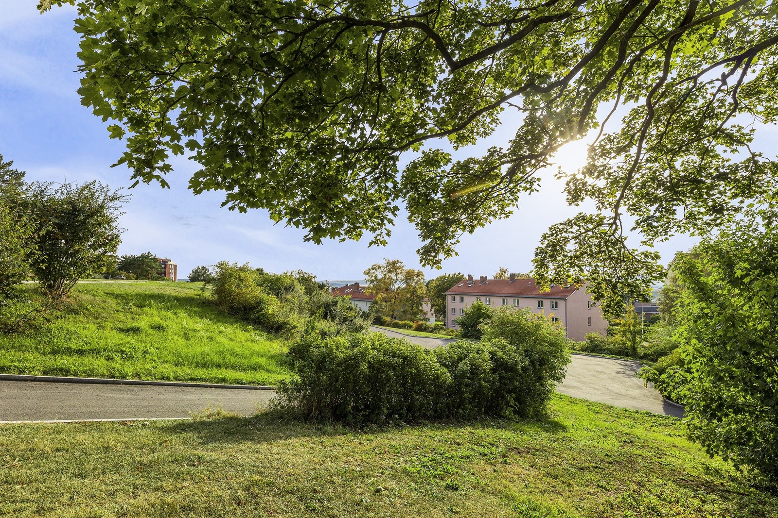 Parken er kjent som Hasleparken. Her finnes mange hyggelige sitteplasser Galleribilde