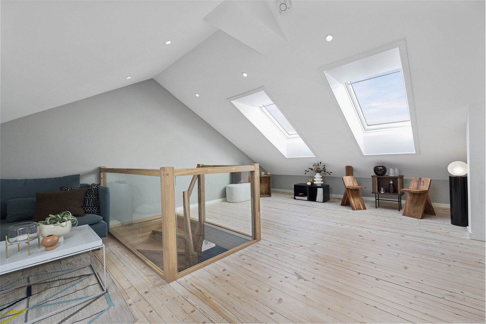 I 4. etasje er leilighetens utbygde loft med store, nydelige vinduer som slipper inn lys fra både morgen til kveld Galleribilde