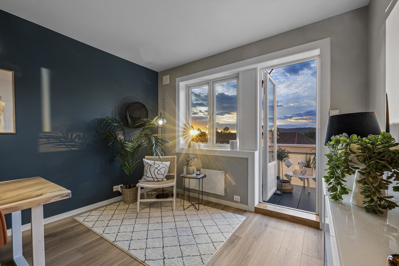 Stuen leder ut mot leilighetens nydelige balkong Galleribilde