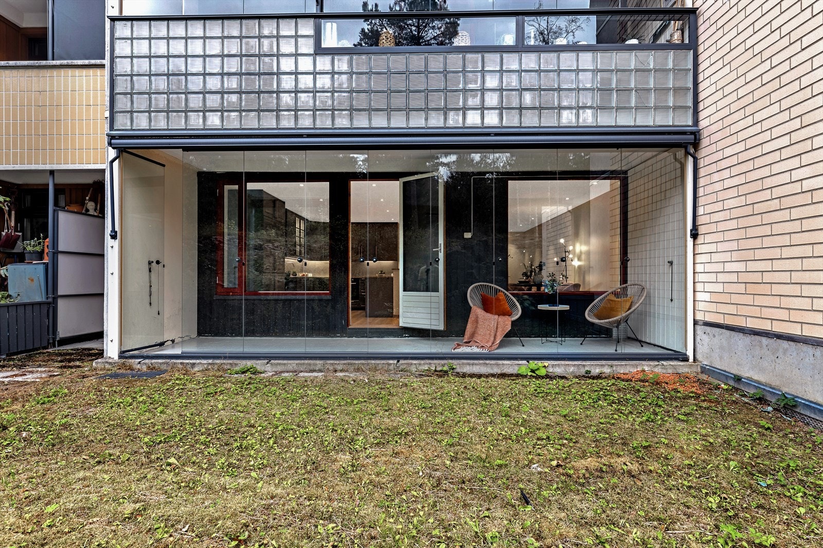 Det er god plass til utemøblement på terrassen og hagen. Galleribilde