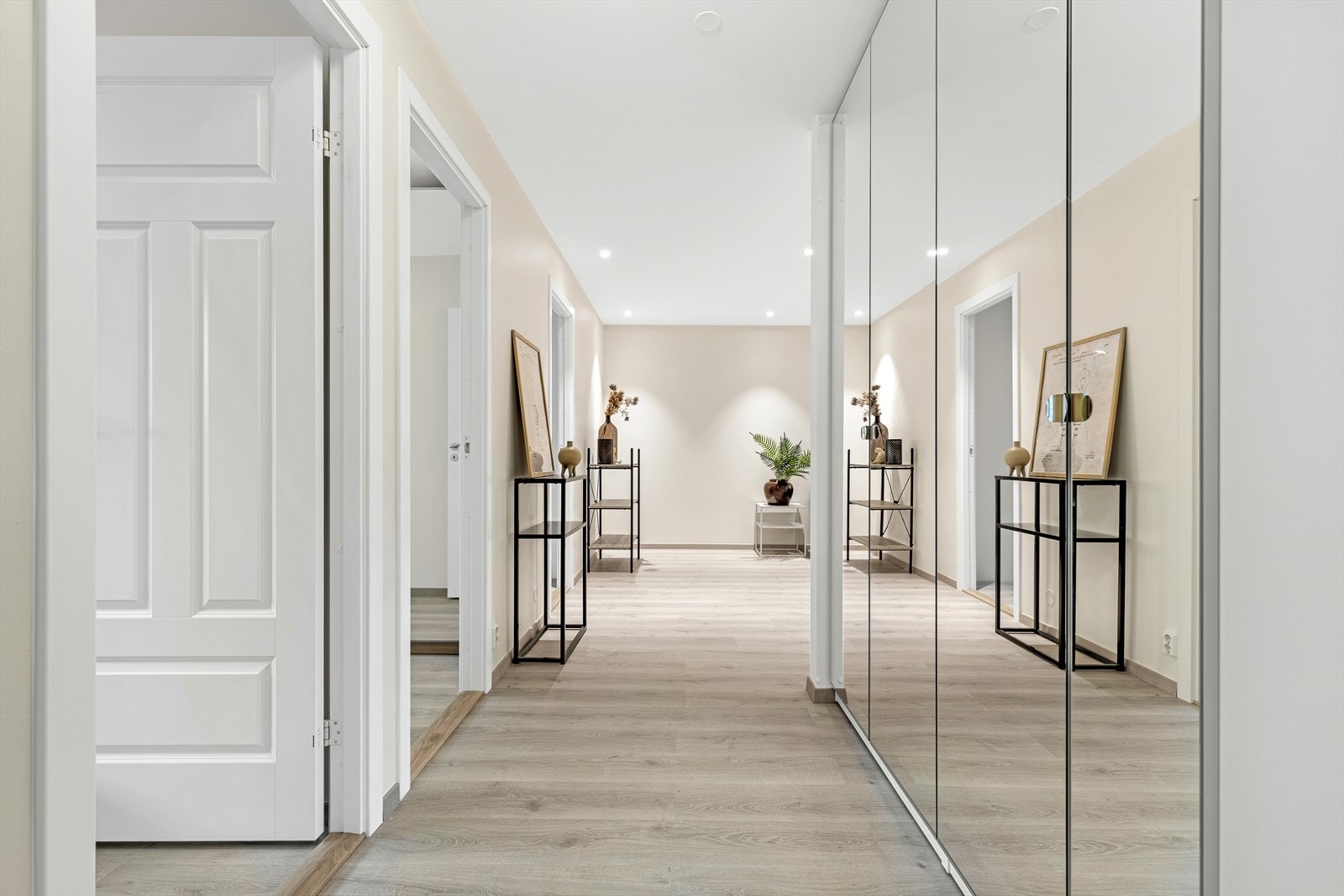 Garderobeskap med speilfronter i alle soverom og entré. Galleribilde