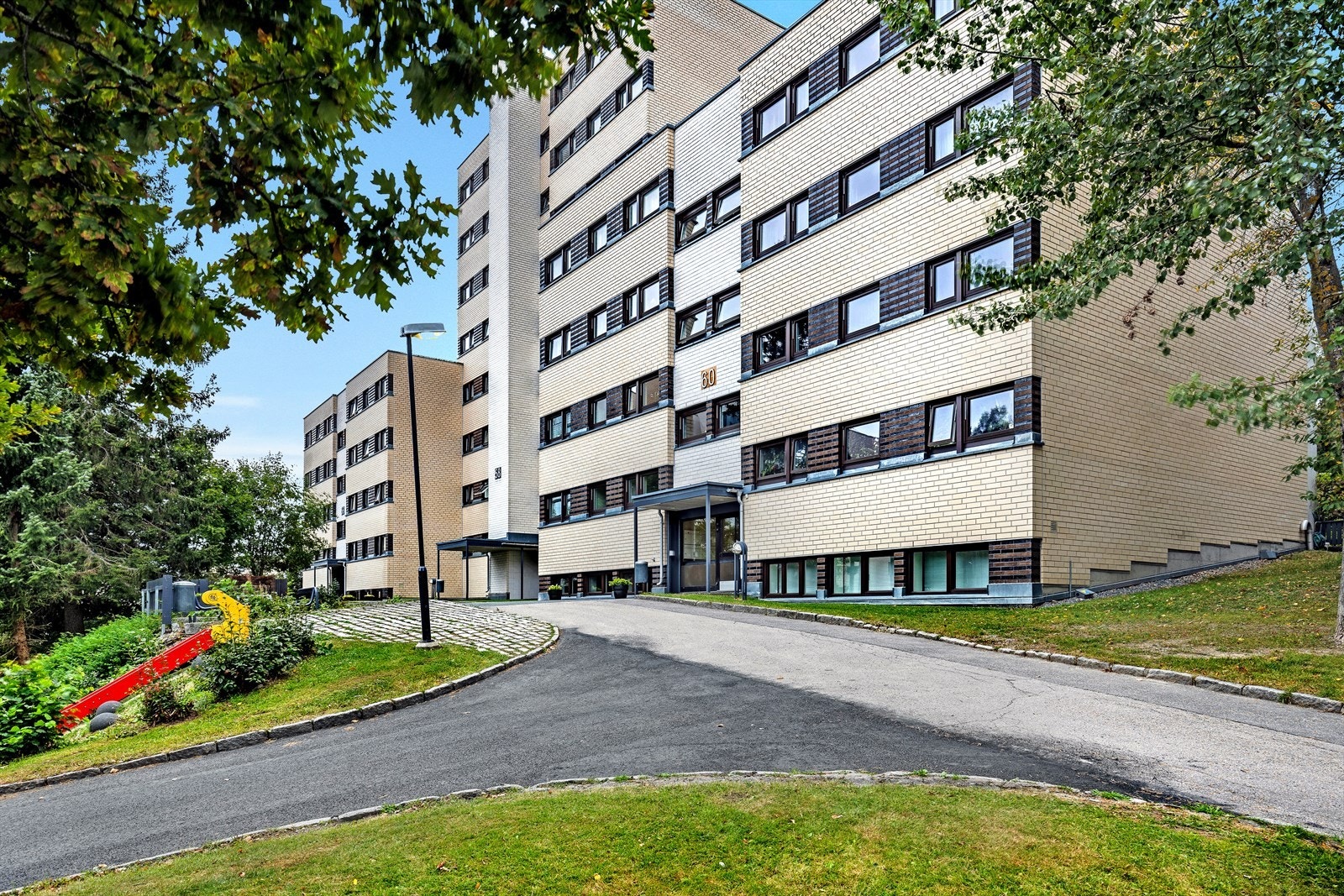 Adkomst til boligen via felles oppgang. Galleribilde