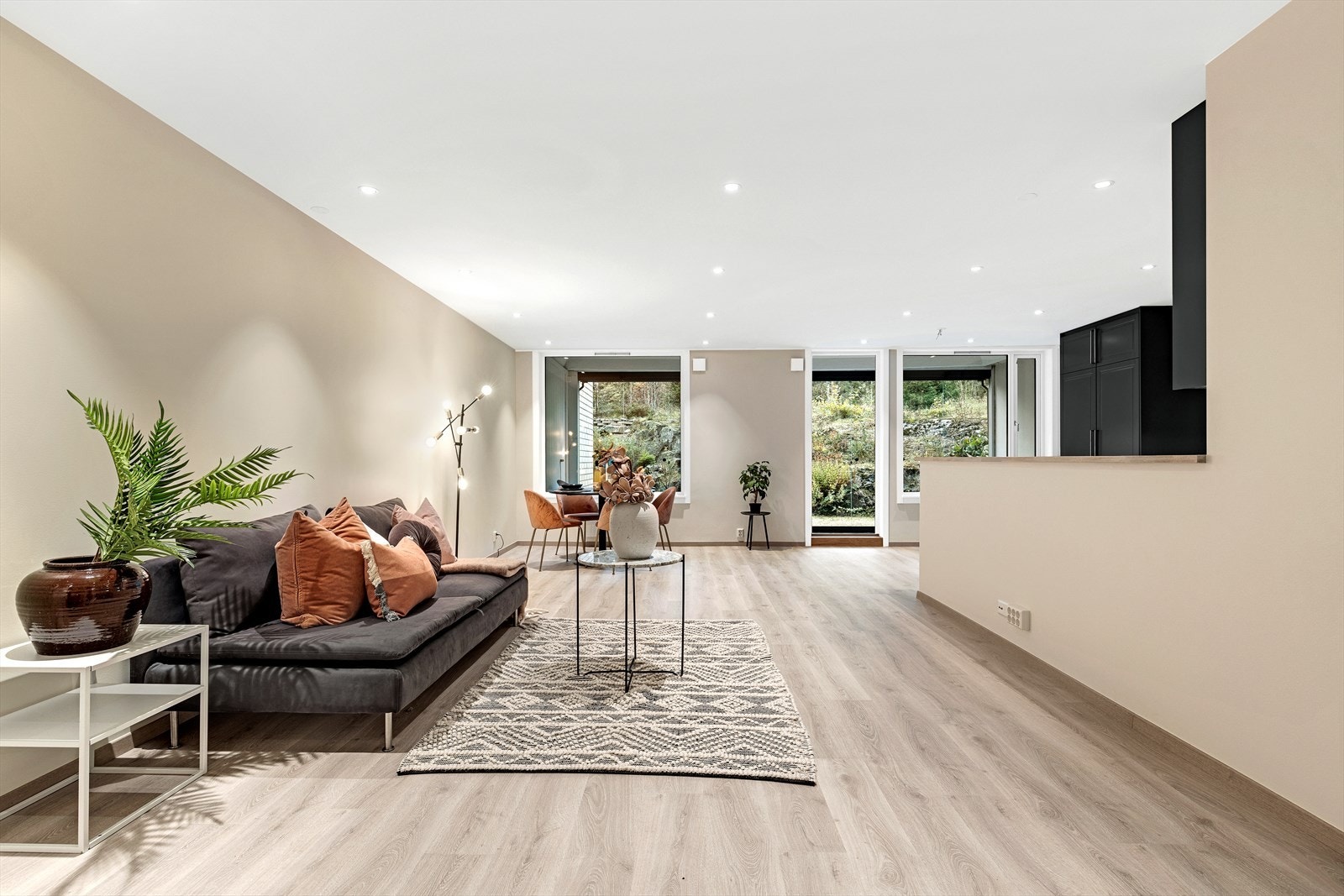 Lys og romslig stue med god plass til sittegruppe og spiseplass. Videre er det utgang til en deilig vestvendt innglasset terrasse med gode solforhold og god plass til utemøblement. Galleribilde