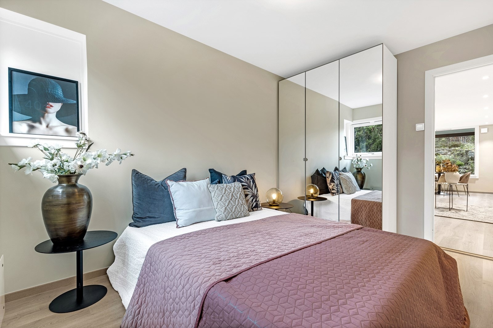 Romslig og luftig soverom med god plass til garderobeskap og dobbeltseng. Galleribilde