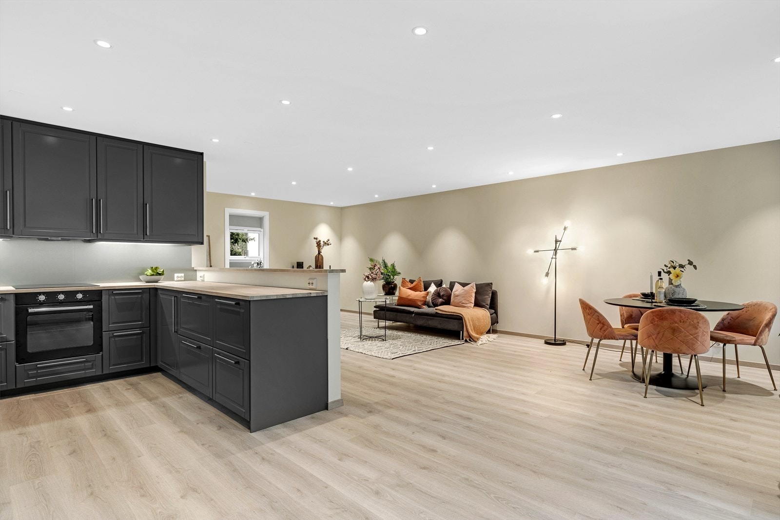 Stuen har en åpen løsning mot kjøkkenet, noe som skaper en sosial og åpen atmosfære (kan enkelt skilles av med lettvegg dersom ønskelig). Galleribilde