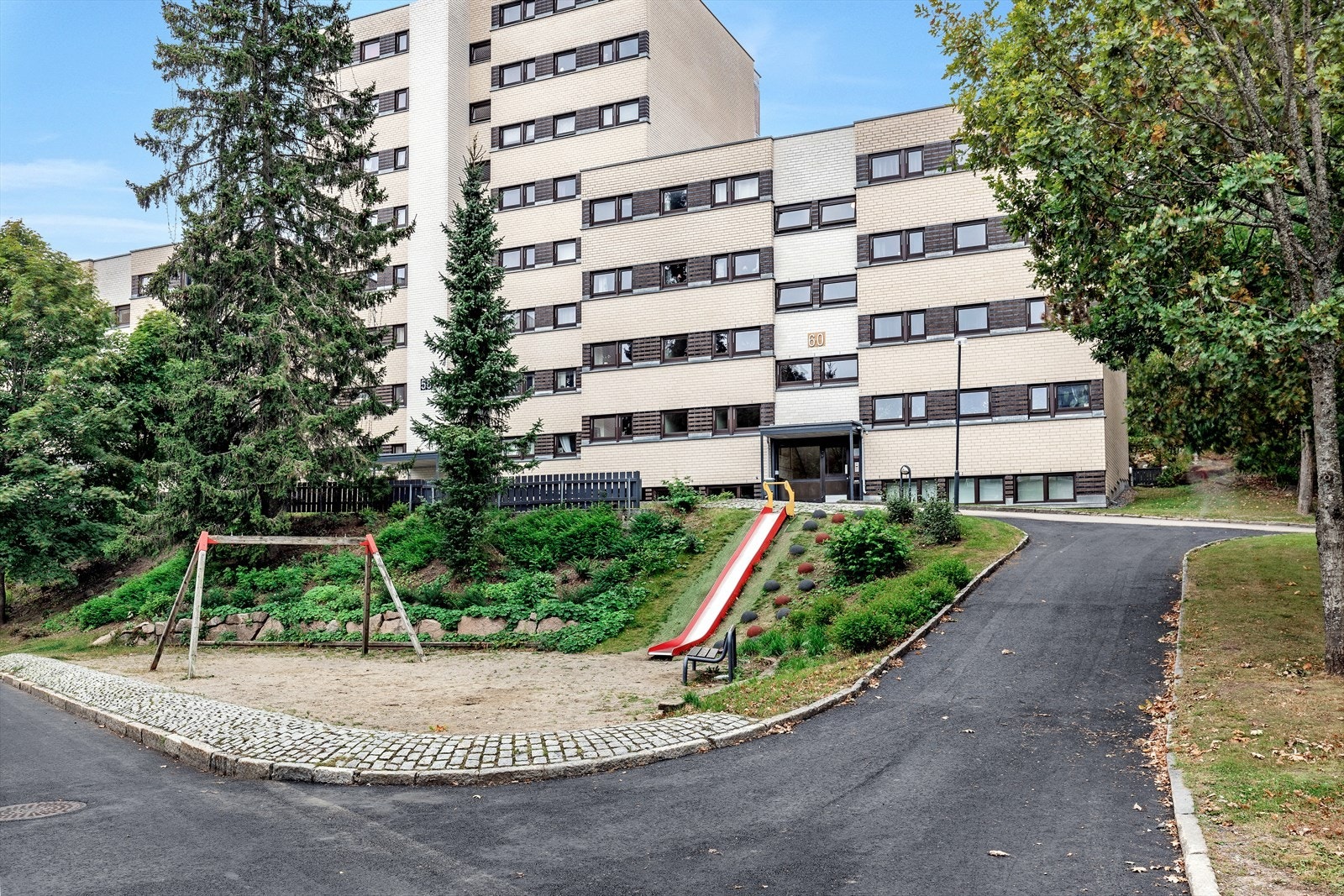 Store og flotte grøntareal mellom blokkene med sittegrupper samt lekeapparater for barn og er skjermet og barnevennlig innenfor borettslagets grenser Galleribilde