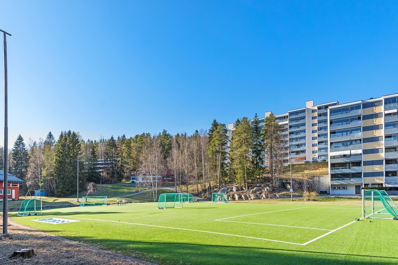 Nærhet til treningssenter, idrettshall og fotballbaner. Galleribilde