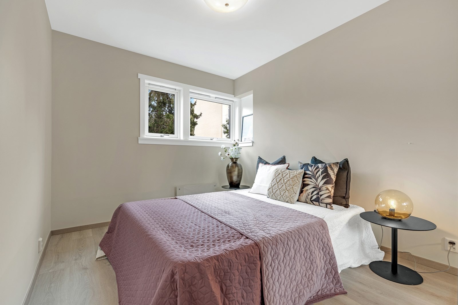 Store vindusflater i soverommet som slipper inn rikelig med naturlig dagslys. Galleribilde