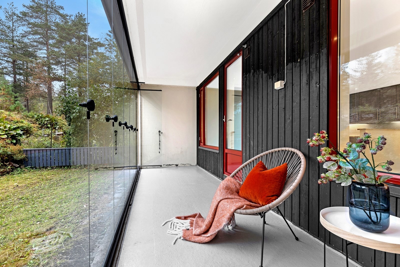 Vestvendt innglasset terrasse i betongkonstruksjon med adkomst fra stue/kjøkken, ca. 11 m². Dekke i malt betong, enkle glassdører ut mot gressplen. Galleribilde