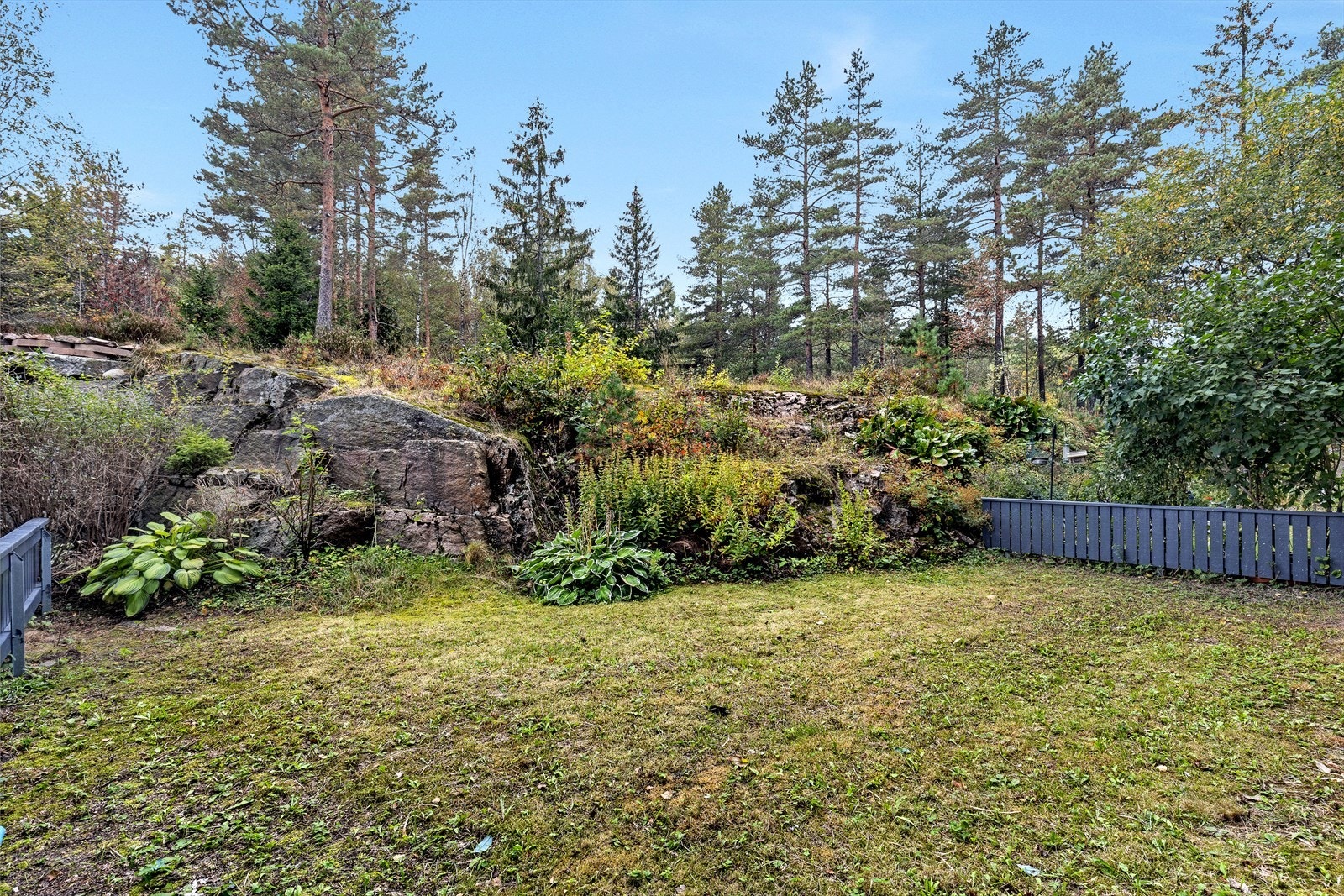 Har du et behov for å bli grønn på fingrene er dette leiligheten for deg, her har du muligheten til å opparbeide fine blomsterbed som pryder hagen din. Galleribilde