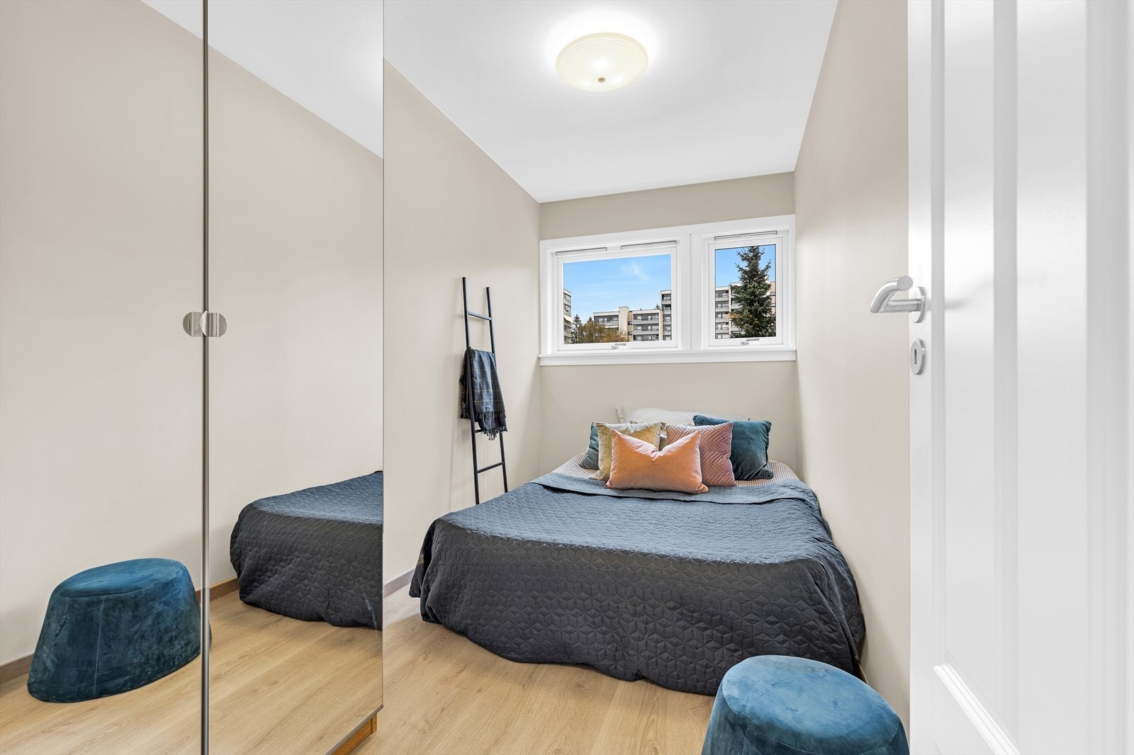 Lys og romslig soverom 2 med god plass til dobbeltseng og garderobeløsning. Galleribilde