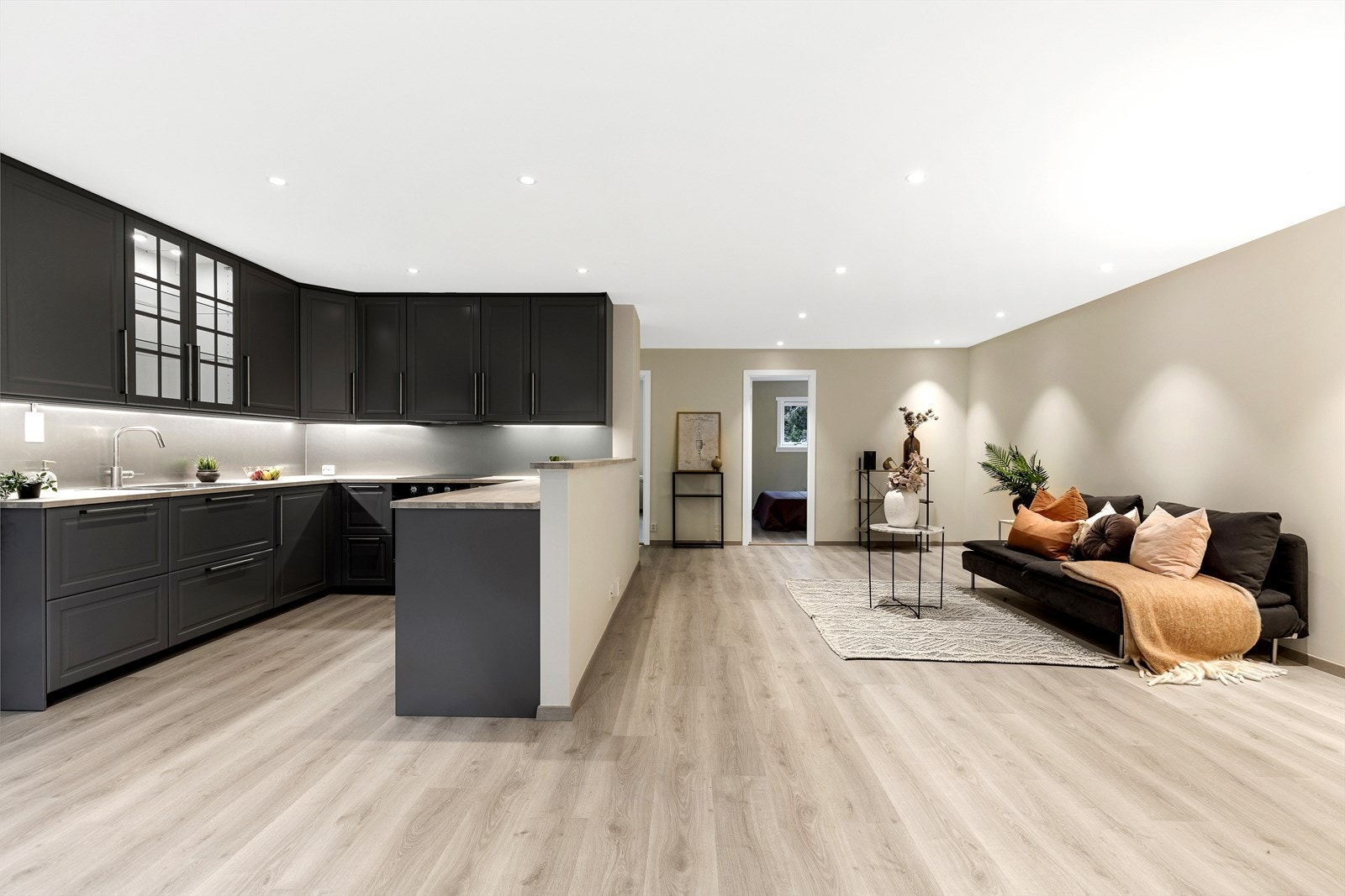 Hyggelig kjøkken med åpen løsning som skaper en hyggelig atmosfære. Galleribilde