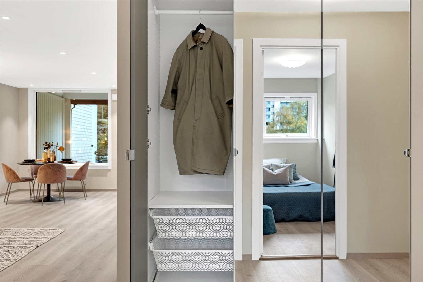 Entreen er smakfullt innredet med praktisk, plassbygget garderobeskap for yttertøy og sko Galleribilde