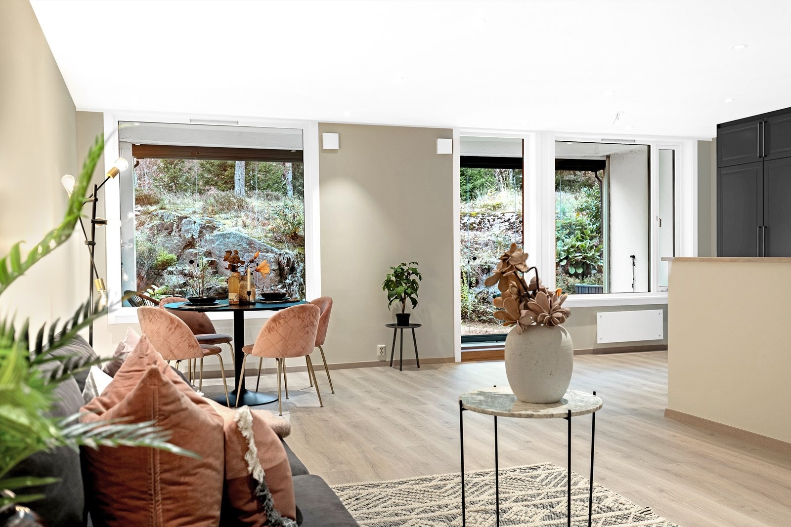 Stue med store vindusflater som slipper inn mye naturlig lys. Galleribilde