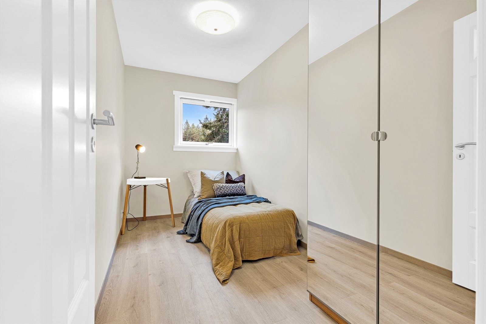 Soverom 3 har god størrelse med plass til seng og tilhørende soveromsmøblement. Galleribilde