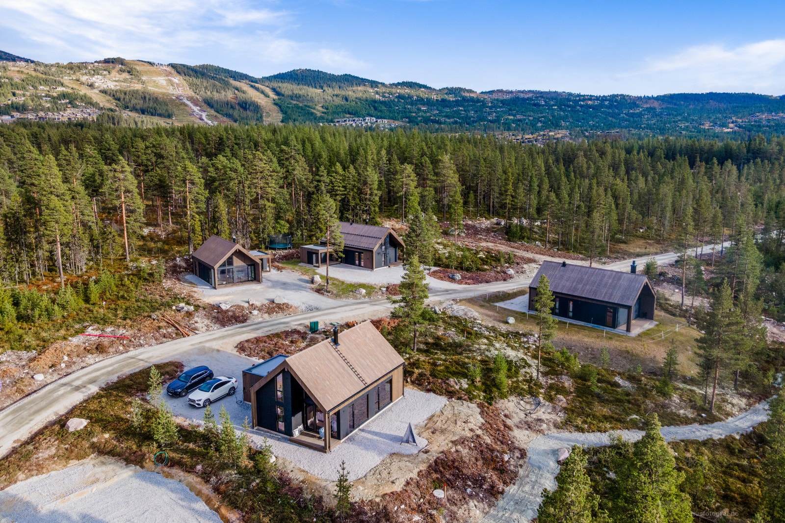 Sentral plasseringen i dalføret. Ca. 15 min med bil opp til hyttefeltet fra Nesbyen sentrum. Reisetiden med bil er ca. 2 t og 15 min fra Oslo og fra Drammen Galleribilde