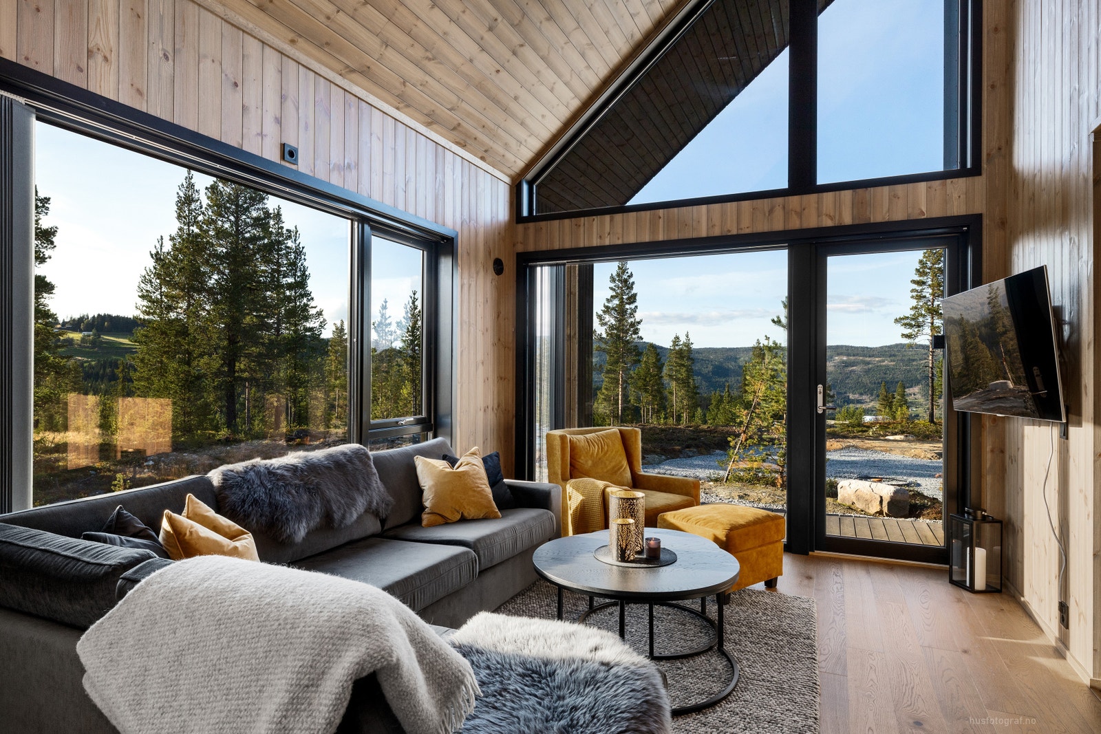 B1-modell. Svært hyggelig romfølelse med nærkontakt til naturomgivelsene med store gulv til tak vinduer Galleribilde