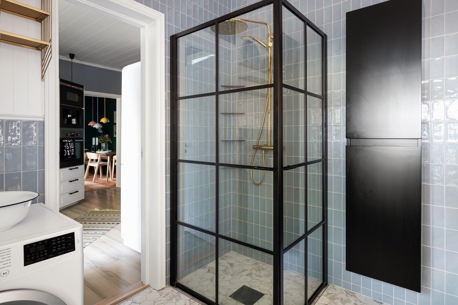 Lekkert dusjhjørne og eget opplegg for vaskemaskin. Ingen indikasjoner på fukt eller skader i følge takstmann. Tilstandsgrad 1. Galleribilde