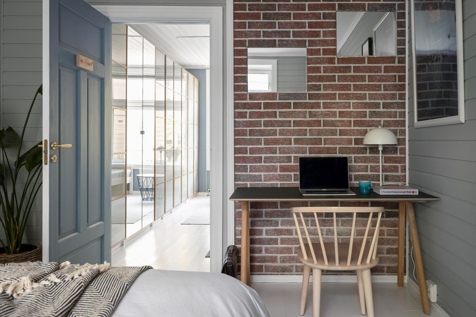 I tillegg har man plass til garderobeskap og kontorpult med strømuttak like ved. Galleribilde